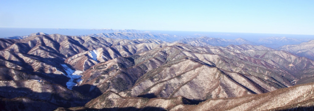 崇山峻岭