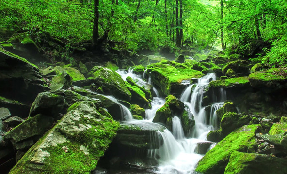 山间流水