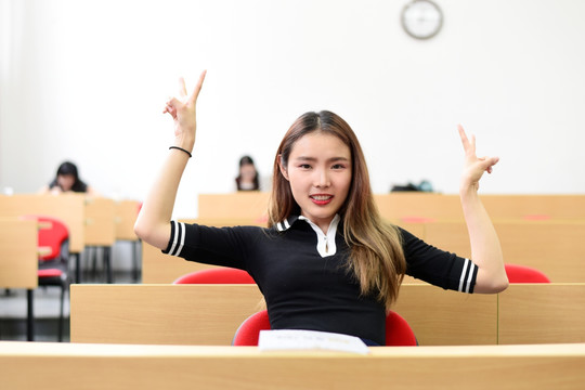 教室里的女学生