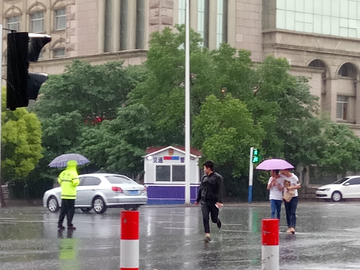 雨中马路街景