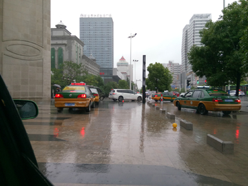 下雨天的街道马路