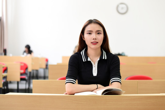 教室里的女学生