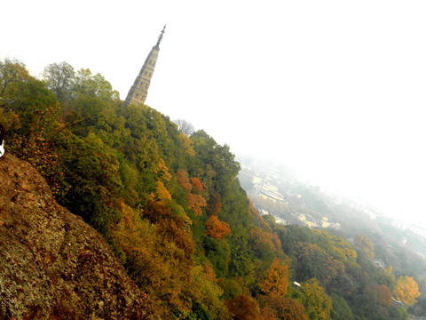 山坡石塔