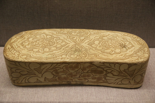 宋代珍珠地牡丹纹瓷枕