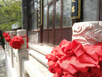 寺庙石柱上的红花球