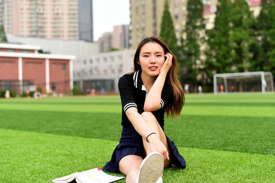 校园里的女学生