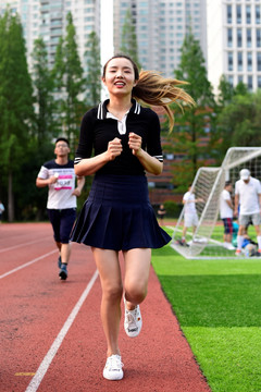 正在跑步的女学生