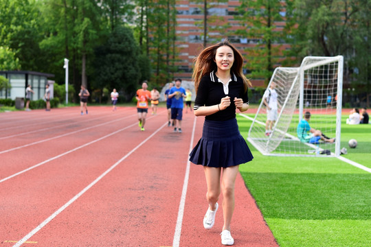 校园跑道上的女学生