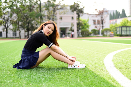 校园操场上的女学生