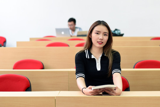 教室里的女学生