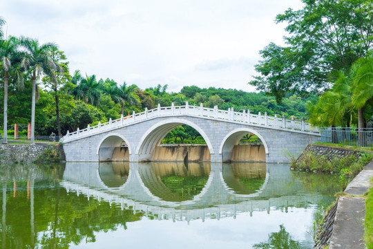 广西革命纪念馆湖水倒影拱桥