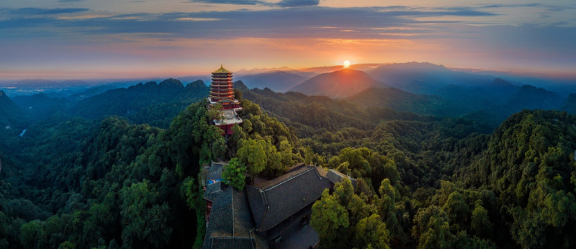 四川都江堰青城山日落晚霞全景图