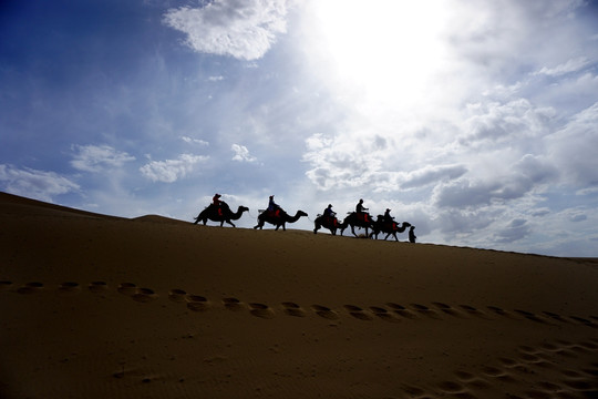 鸣沙山之蓝天和骆驼