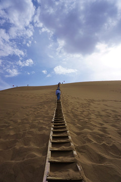 鸣沙山天梯