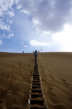 鸣沙山天梯