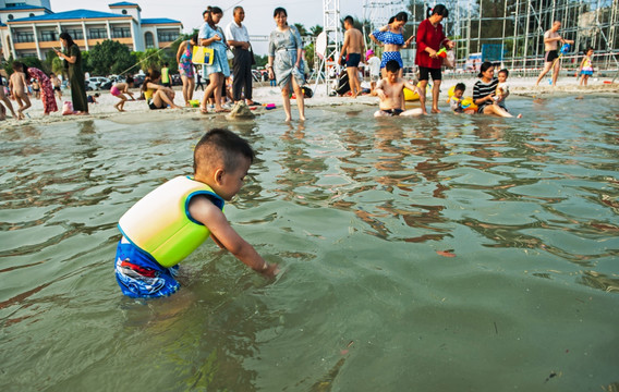 下海 戏水 儿童 假期