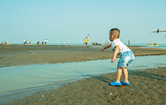 海边 沙滩 小孩 暑假