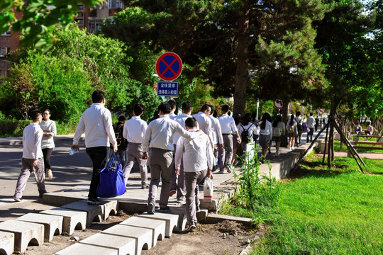 大学生走在路上