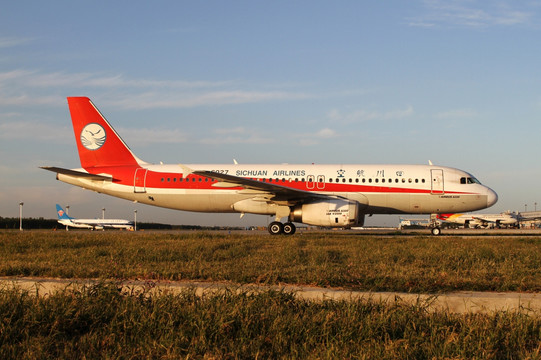 傍晚光線中的飛機(jī) 四川航空