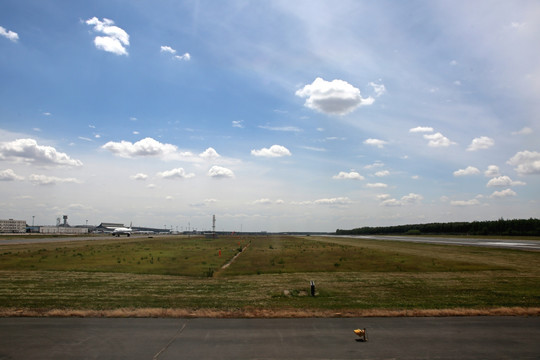 机场跑道 飞机区 蓝天白云