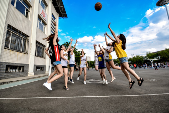 打篮球的女大学生