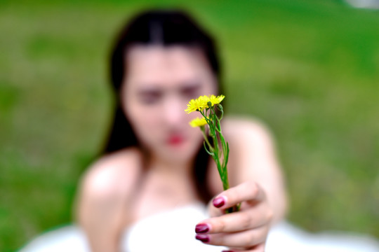手拿鮮花的少女