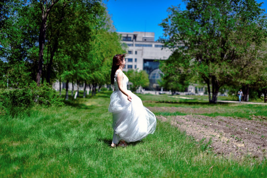 绿草地上穿婚纱的女孩