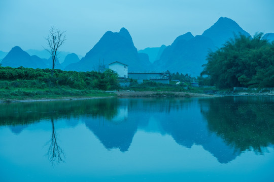 宁静的小山村