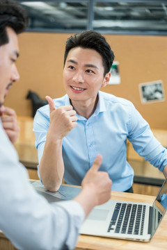 商务人士在办公室开会