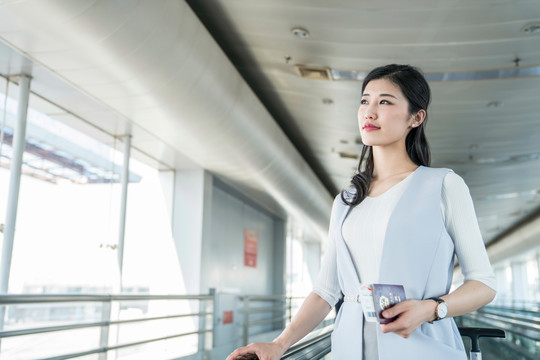 年轻商务女士在机场