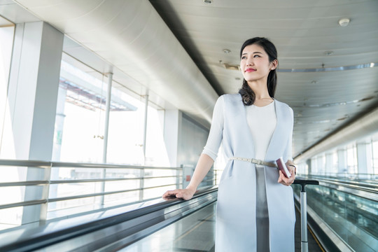 年轻商务女士在机场