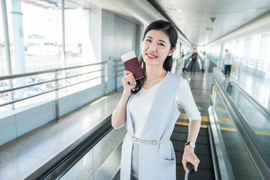 年轻商务女士在机场