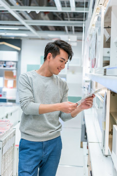 年轻男子挑选家具