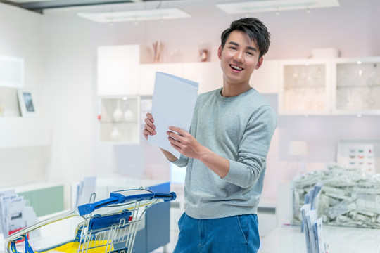 年轻男子挑选家居