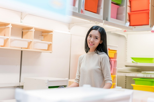 年轻女子选购生活用品