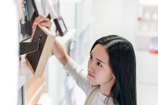 年轻女子选购家居用品