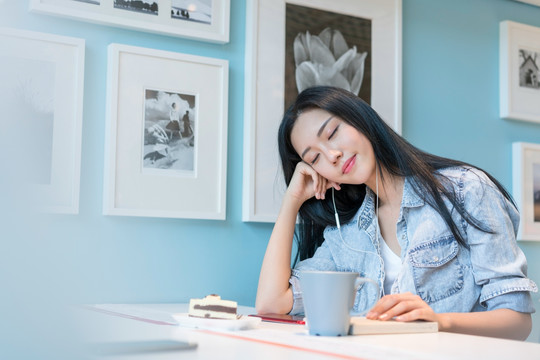 年轻女子享受休闲时光