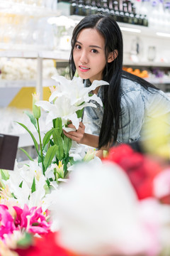 年轻女子选购装饰花