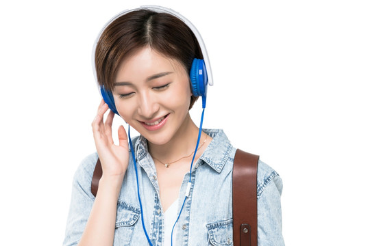 快乐的年轻女子听音乐