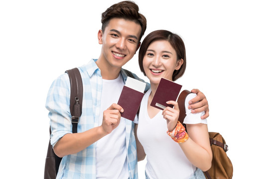 快乐的年轻情侣拿着护照去旅行