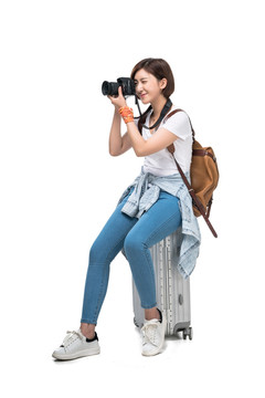 年轻女子带着相机去旅行