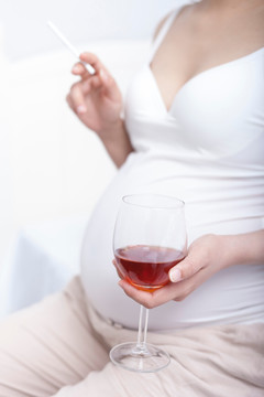 孕妇不健康的饮食习惯孕妇拿着烟酒