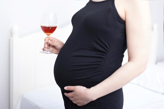 孕妇不健康的饮食习惯孕妇拿着酒