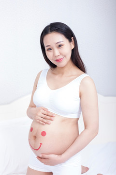孕妇在肚子上画笑脸