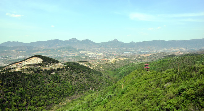 蓝天下的山峦风景