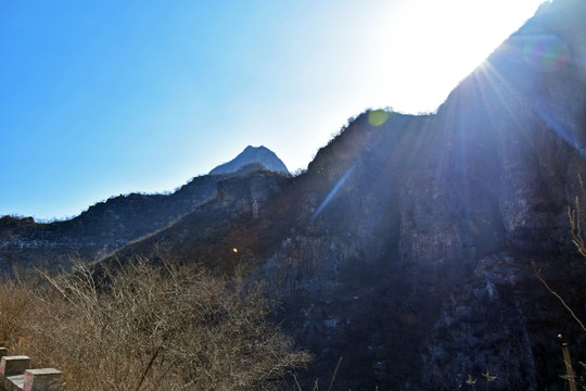 冬季阳光中的山峦