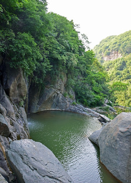 清凉的山谷风景图