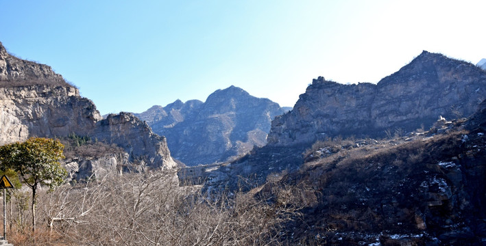 冬季的山峦风景图