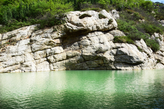 裸露的岩石和水面