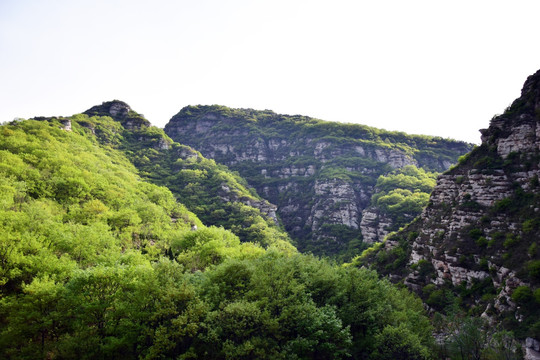 初夏的石头山脉风景